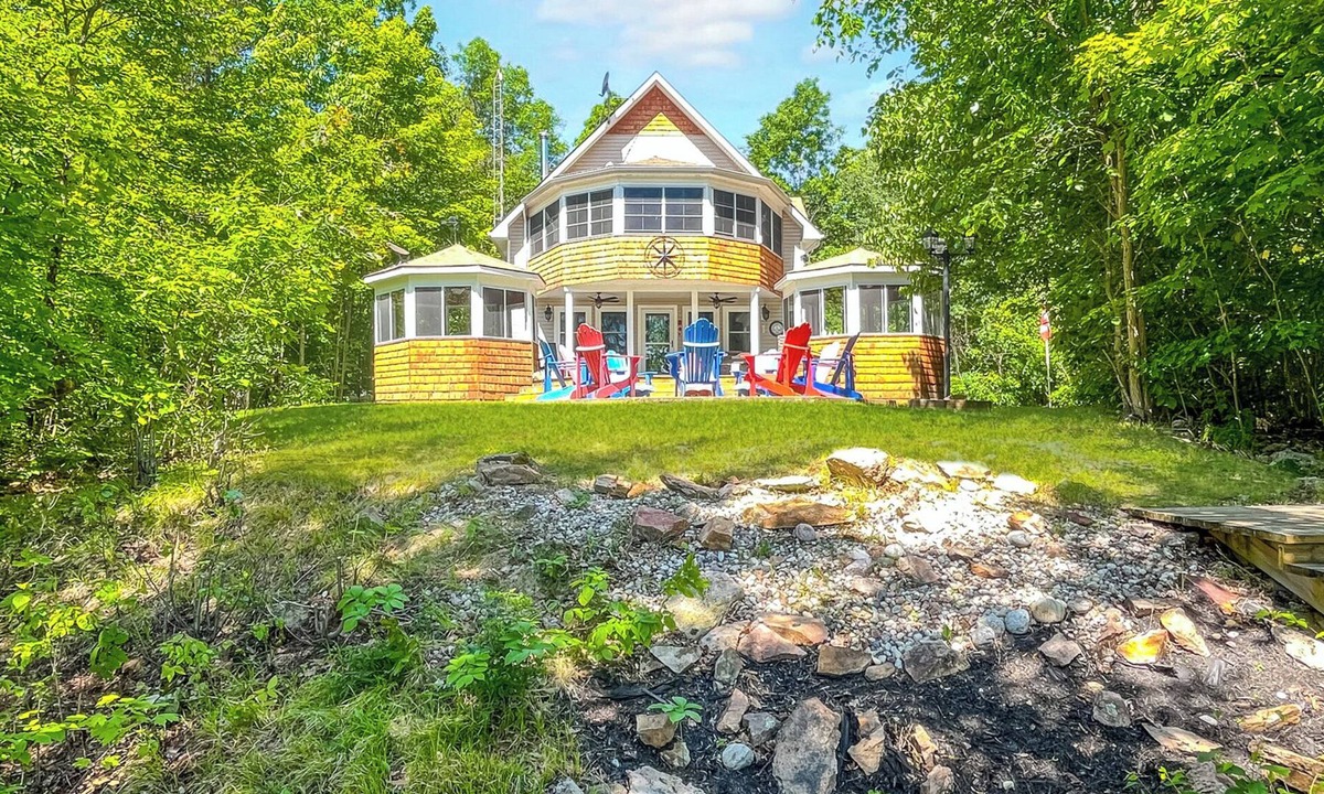 Rideau Lakes Cottage | Big Rideau Lake Cottage | Hot tub | Kayaks | Dock