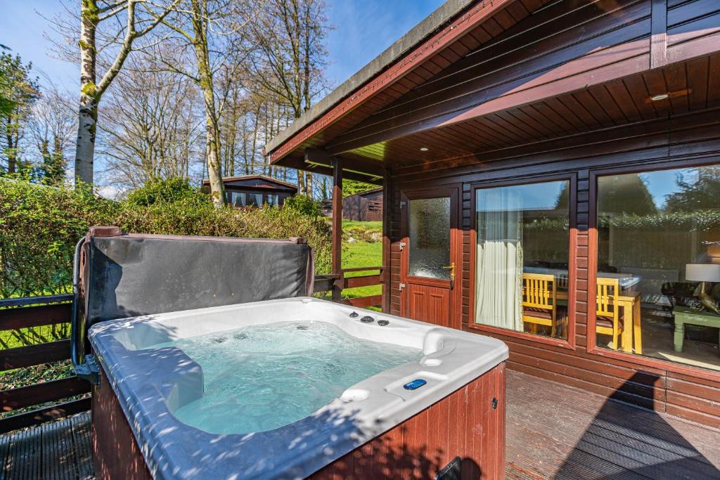 Newton Stewart Ski Chalet | Birch Lodge 12 with Hot Tub