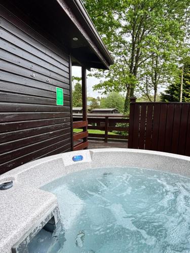 Newton Stewart Ski Chalet | Birch Lodge 13 with Hot Tub