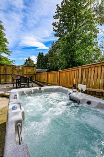 Newton Stewart Ski Chalet | Birch Lodge 18 with Hot Tub
