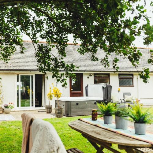 Caergeiliog House | Birchwood Cottage with hot tub