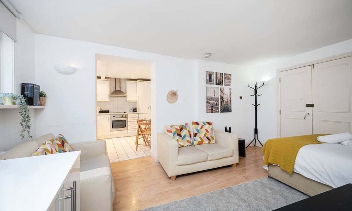 Bishopsgate Apartment | Bishopsgate apartment. Liverpool Street Station