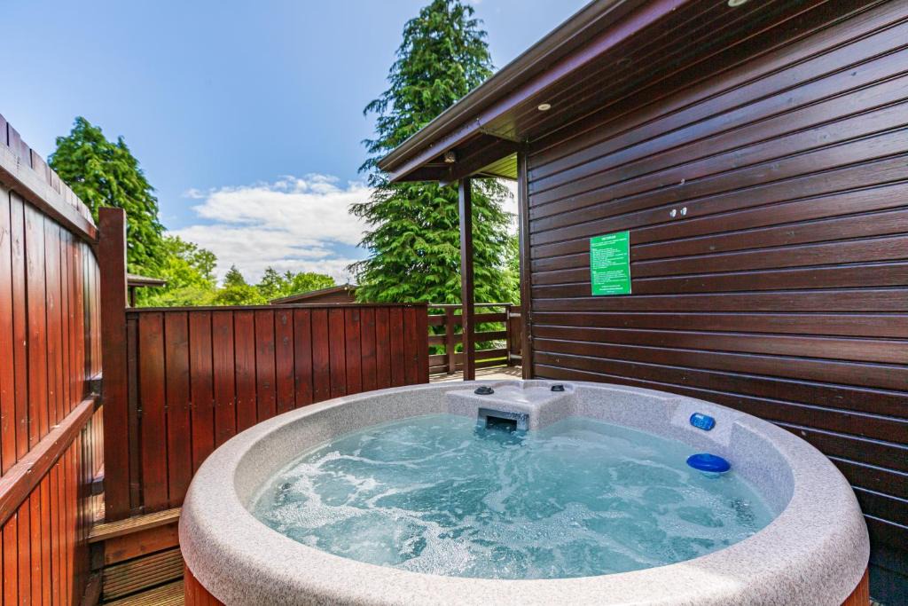 Newton Stewart Ski Chalet | Bluebell Lodge 11 with Hot Tub