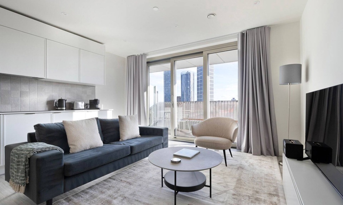 Stratford and New Town Apartment | Blueground | Stratford, pool, nr Queen Elizabeth Park