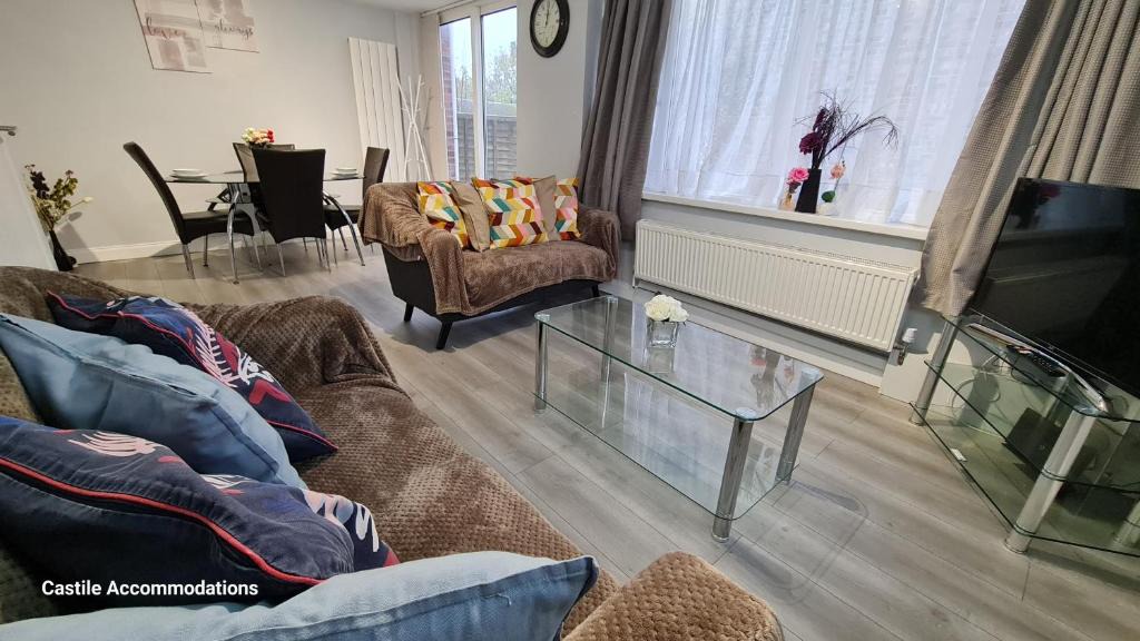 Greenhithe Apartment | Blueville House, Bluewater, 4 Bedroom Houses, Greenhithe, Dartford, Kent-Hosted by Castile Accommodations Ltd