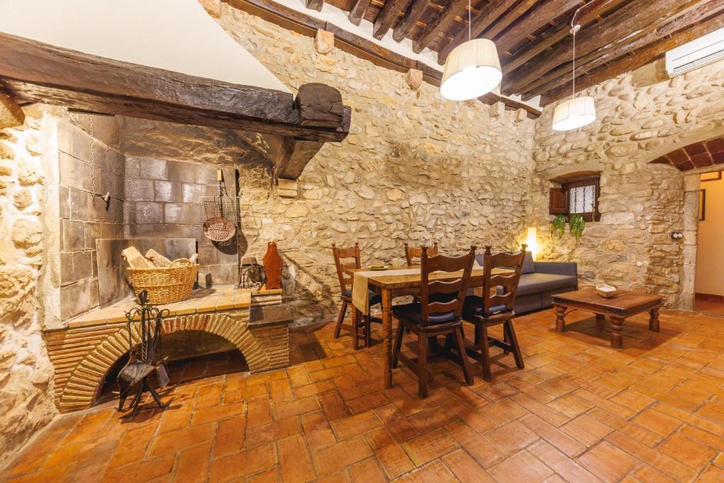 Barri Vell Apartment | Bravissimo Girona 1593, Pedestrian Area with Medieval charm