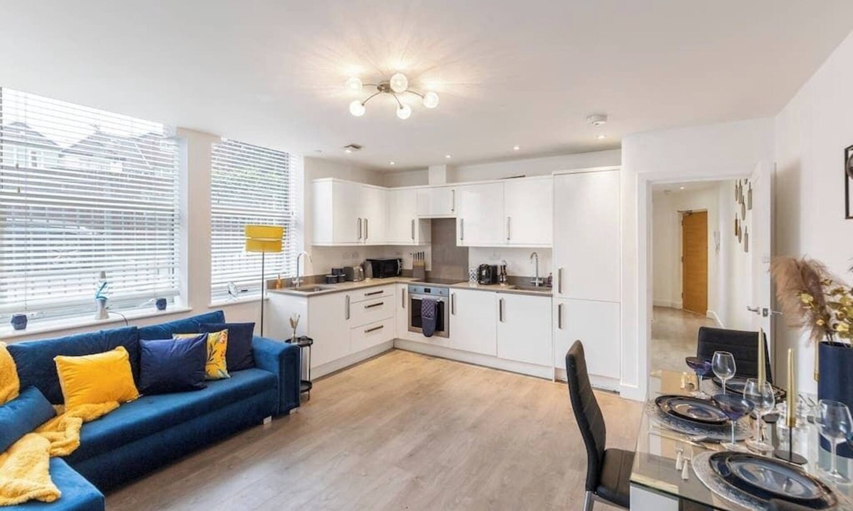 Golders Green Apartment | Bright 1-Bedroom Apartment with Free Parking