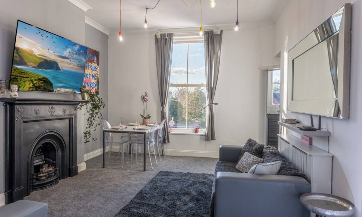 Witham Apartment | Bright 2 Bedroom High Street Apartment In Heart Of Town