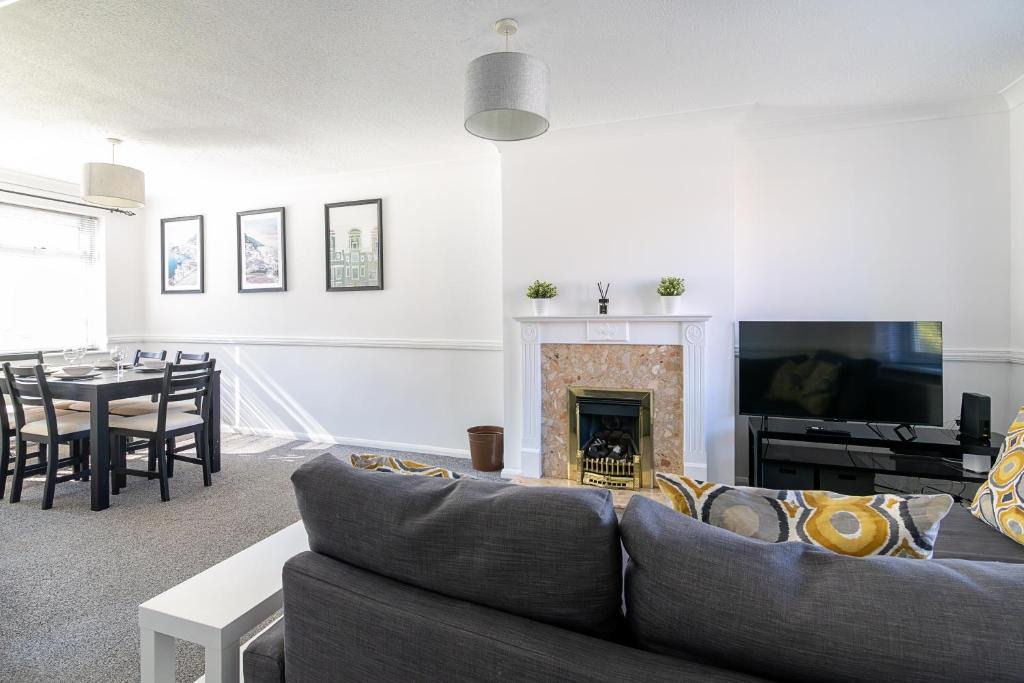 Leicester Apartment | Bright 3BR House with Garden & EV Parking Sleeps 6
