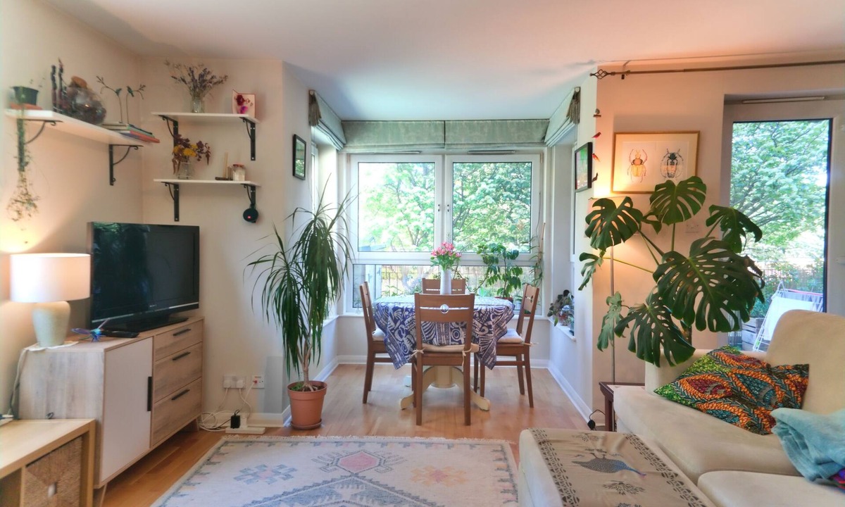 Newhaven Apartment | Bright and cosy flat in the heart of Leith
