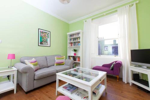 Newington Apartment | Bright and Modern Causewayside Apartment