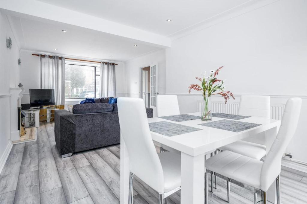 Brentwood Apartment | Bright and spacious home with free parking and garden