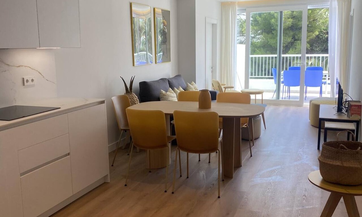 Golden Mile Apartment | Bright apartment on the second line of the beach, with a large terrace