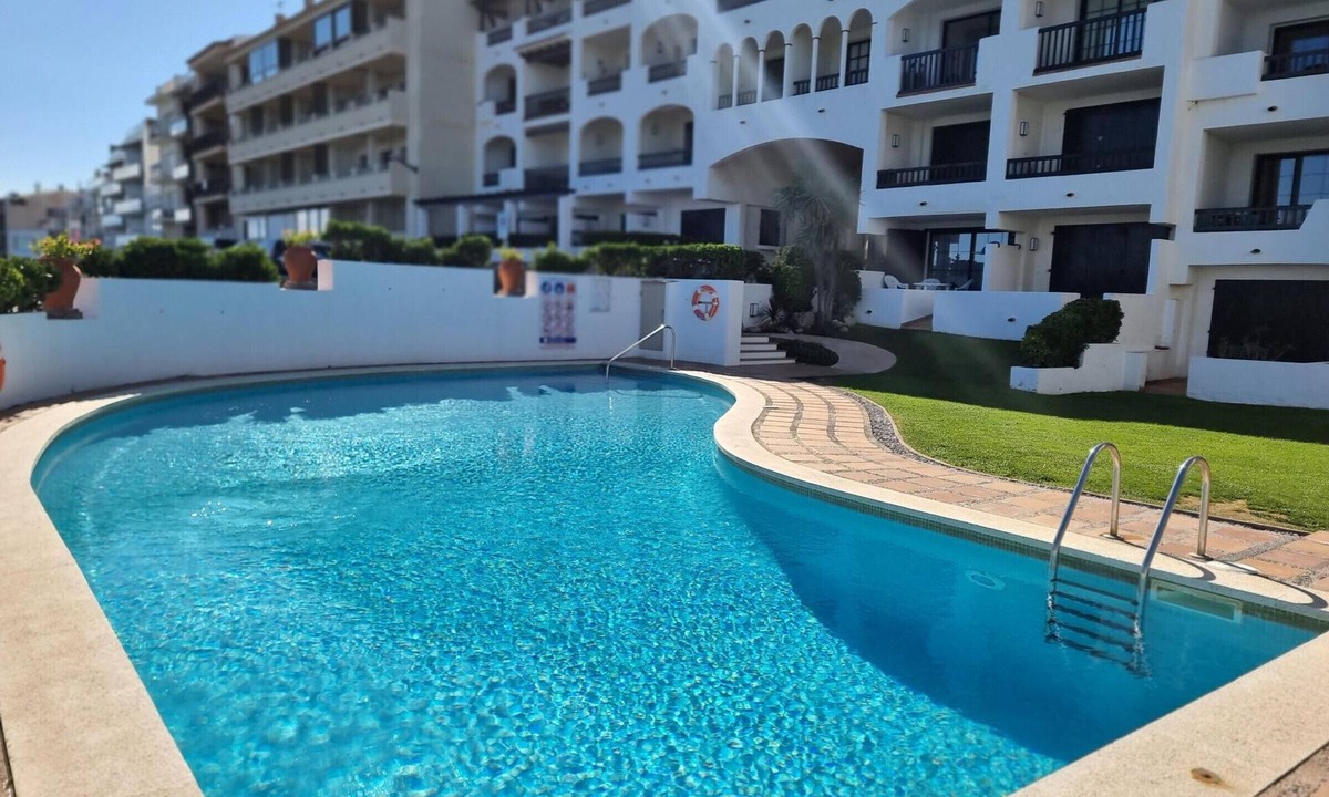 Pedrinya Apartment | Bright apartment with communal pool, 50m from the beach