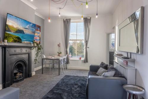 Witham Apartment | Bright High St Apartment In Heart Of Town Sleeps 6