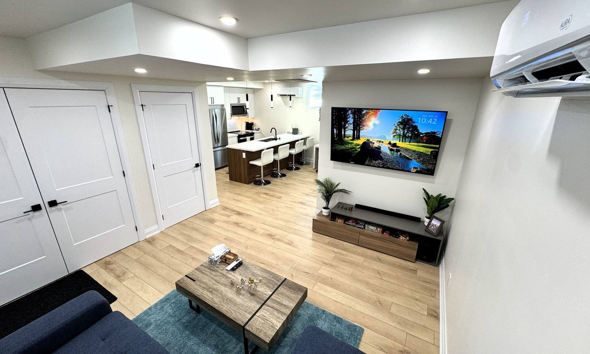 London Apartment | Bright & Luxury Basement Suite w/Private Entry, Full Kitchen & Laundry