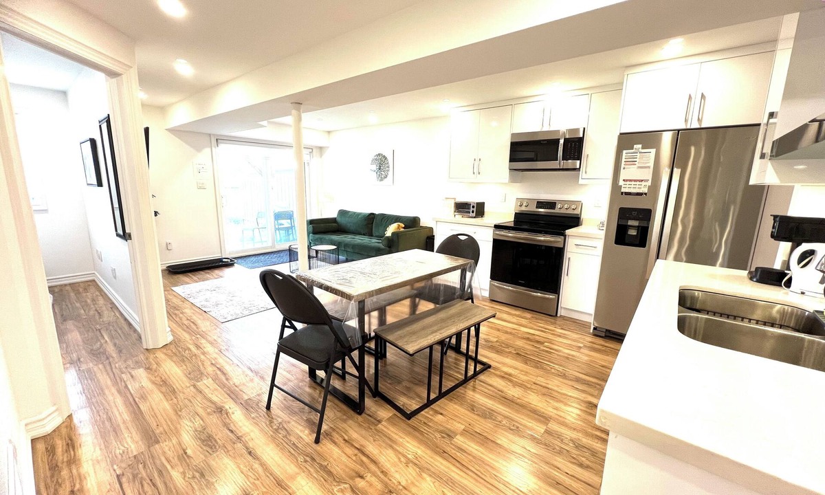 Pickering House | Bright Luxury Unit+ free Parking