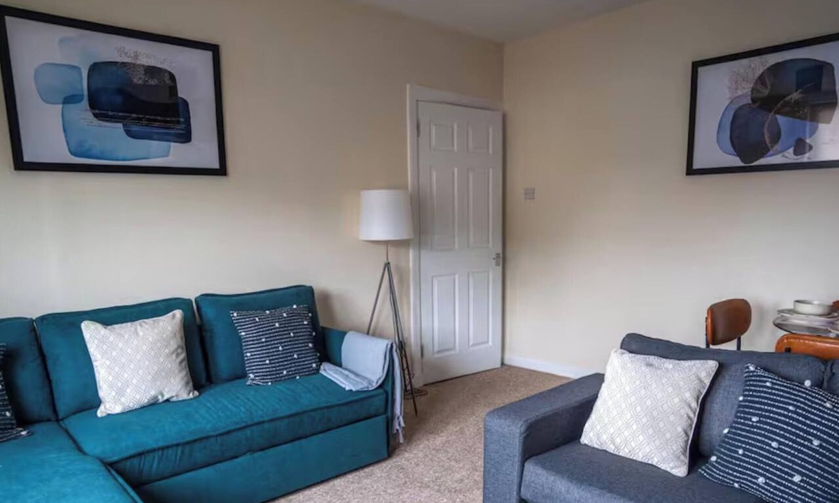 Shotts Apartment | Bright & Modern 2BR Home – Perfect Shotts Stay