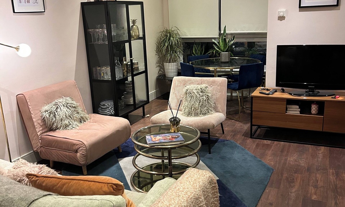 Tottenham Apartment | Bright modern apartment minutes from Tottenham Station direct Victoria line