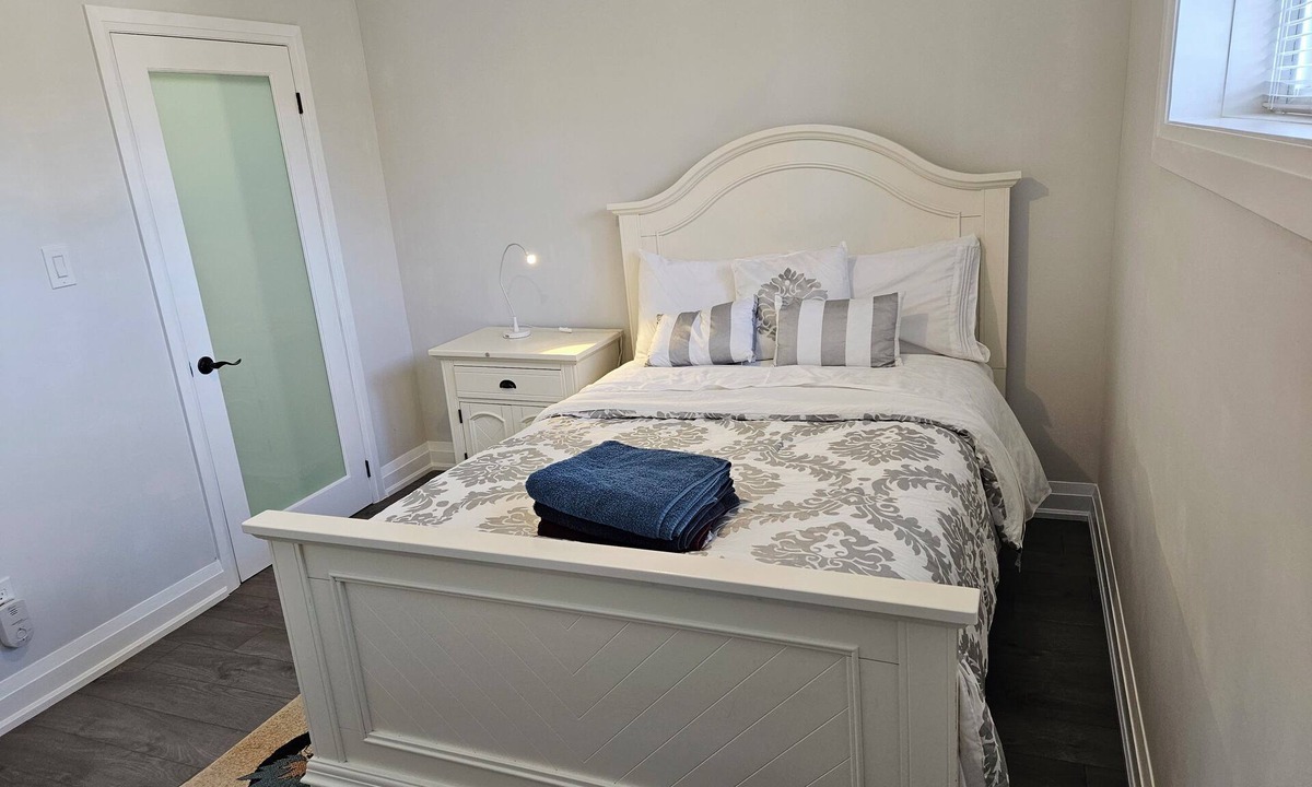 North York Apartment | Bright private apartment with parking! Minutes to Shop At Don Mills!