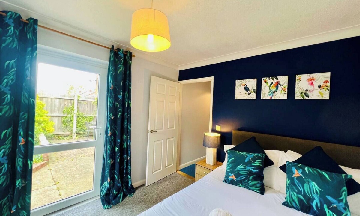 Capel St. Mary House | Bright & Sociable Home with Garden Retreat