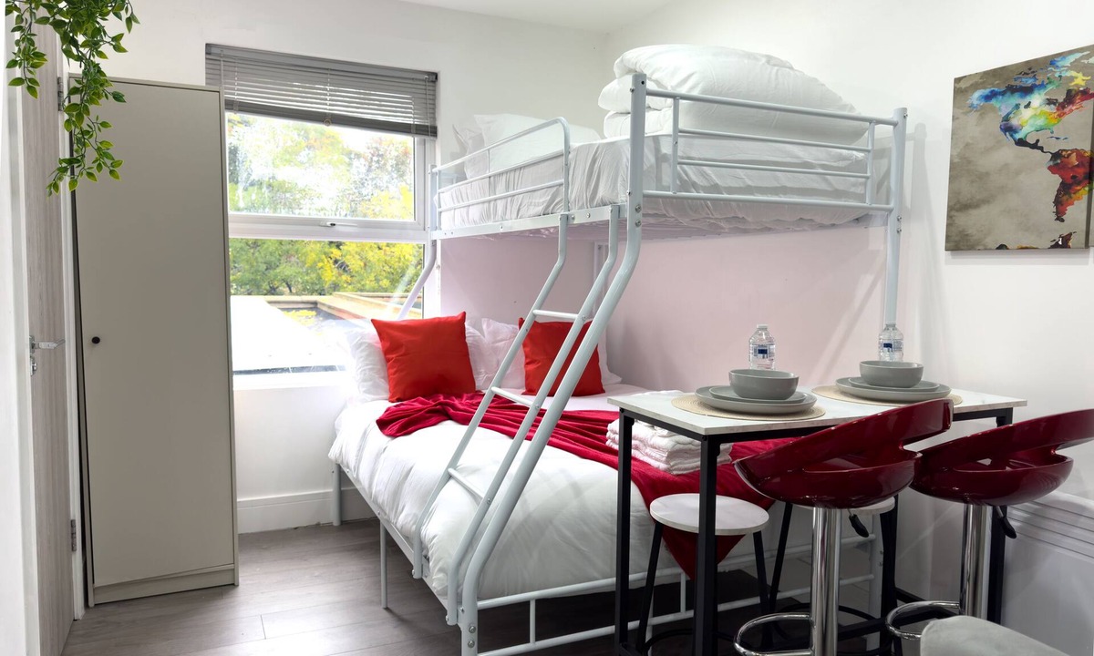 Haringey Apartment | Bright Studio for 4 | Near Turnpike Lane