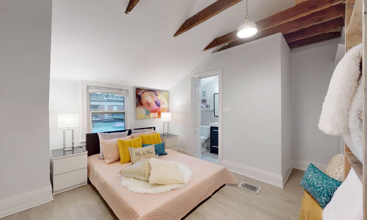 Cabbagetown Apartment | Bright & Stylish 3 BR apartment with Terrace near Metropolitan University