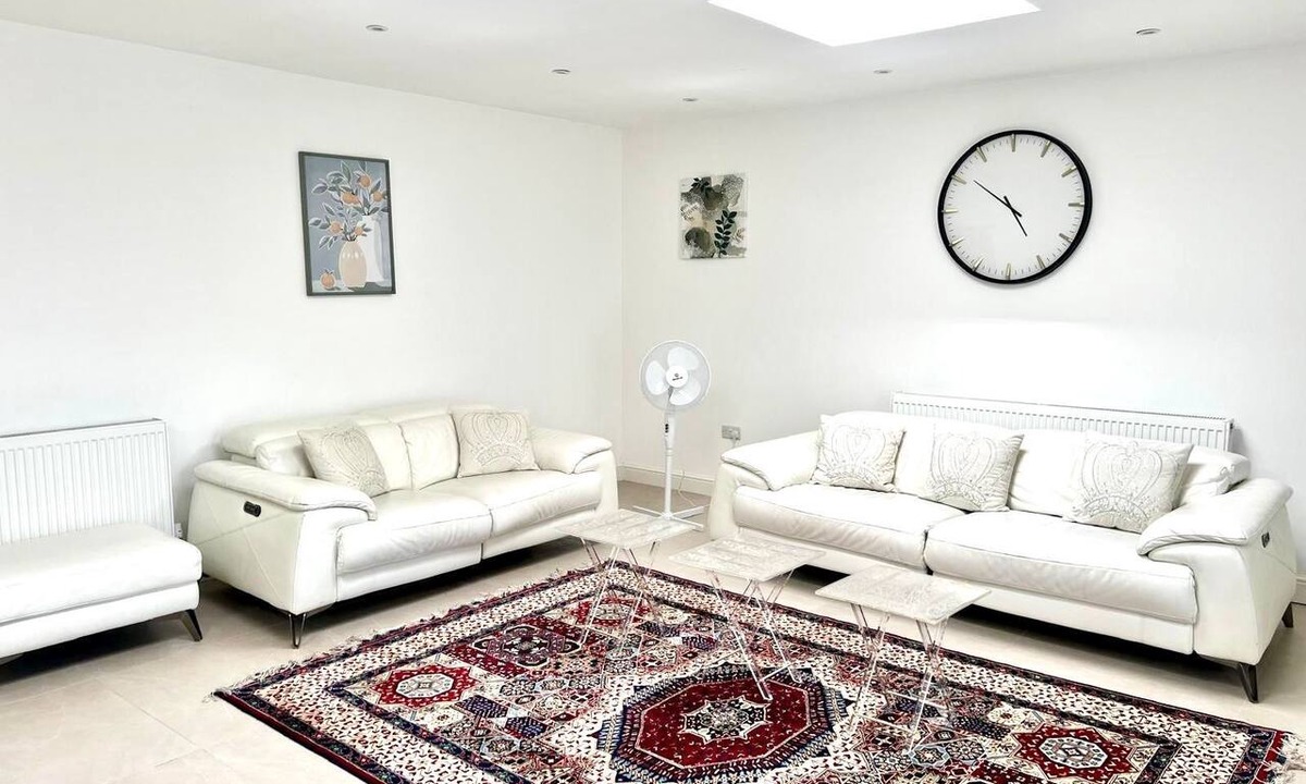 Hale House | Bright & Stylish Home in Edgware