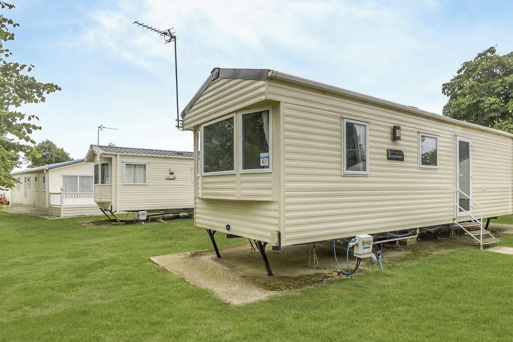Clacton-on-Sea House | Bronze 2 Bedroom Caravan, Sleeps 4