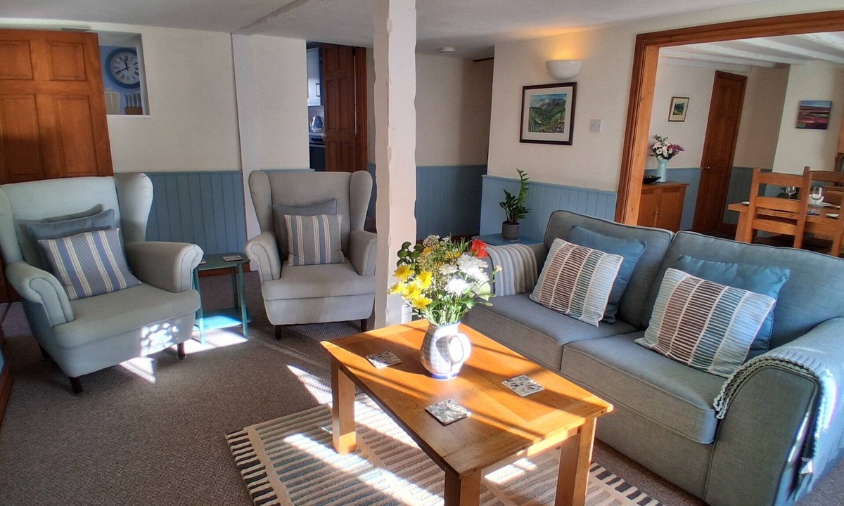 Kingsteignton Cottage | Brookside Cottage in the heart of Kingsteignton pet friendly and private parking