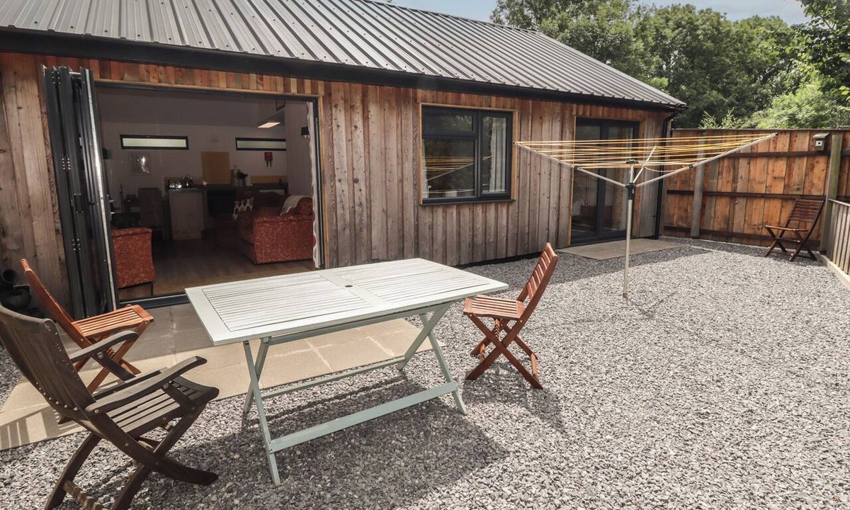 Haverfordwest House | BROOKVIEW GOLDFINCH, pet friendly, with a garden in Haverfordwest