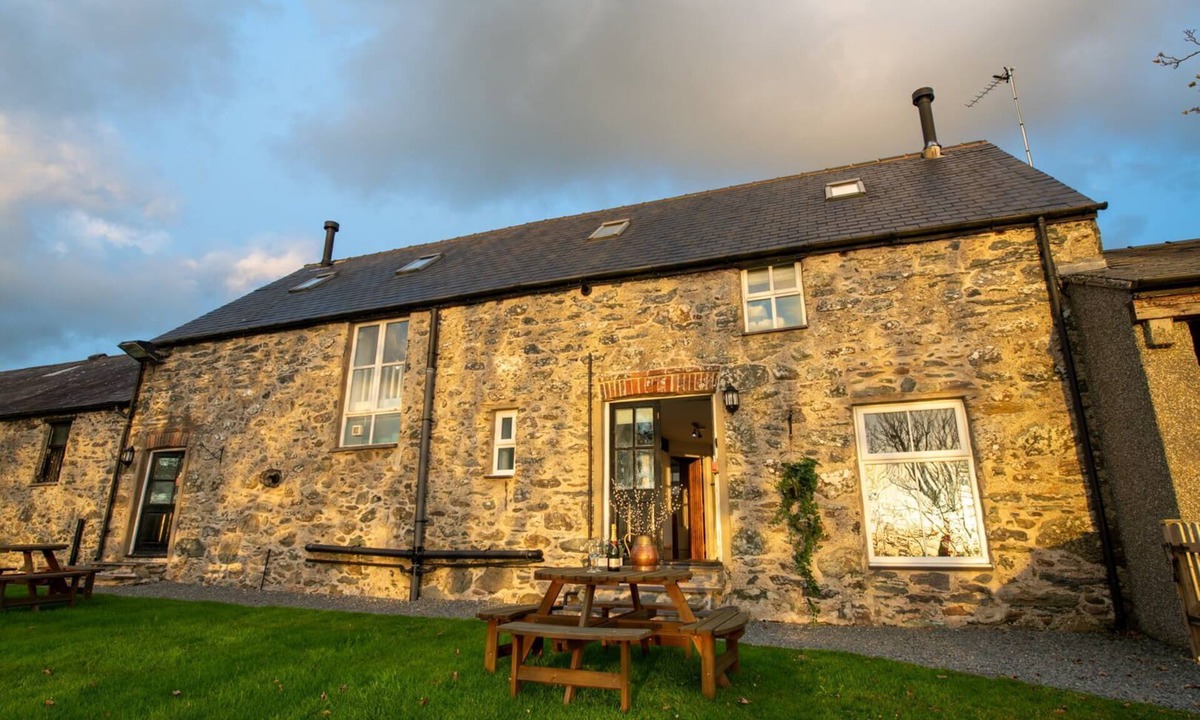 Caergeiliog House | Bryn Lon Mawr: 5-Bed Barn Conversion in Caergeiliog | Managed by Anglesey Holiday Lettings
