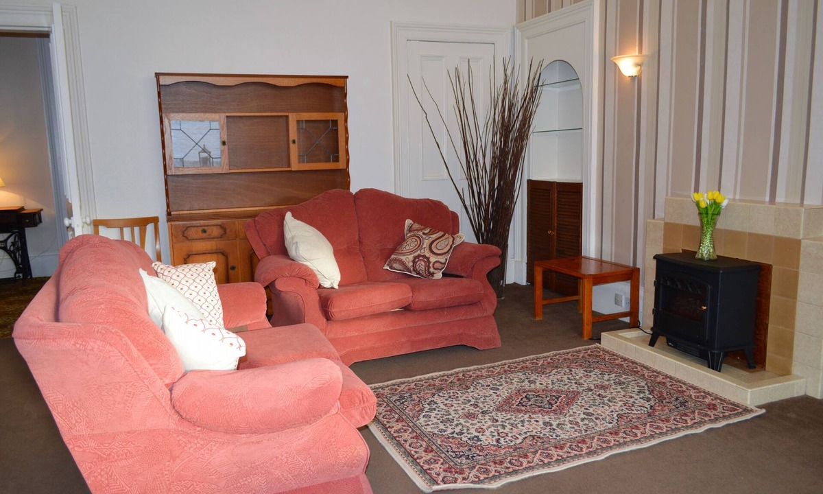 Innellan Apartment | Budget apartment accommodation in Dunoon Sleeps 5 in 2 bedrooms