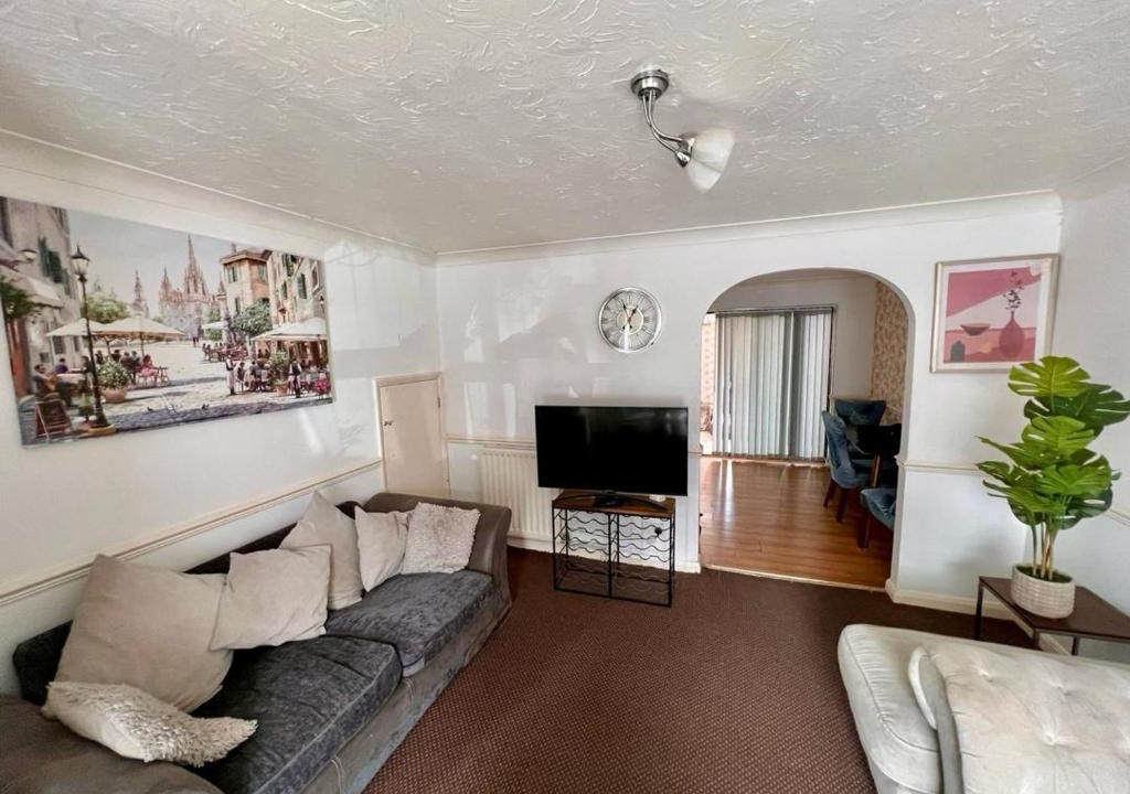 Chafford Hundred Apartment | Bull Double bed in shared house