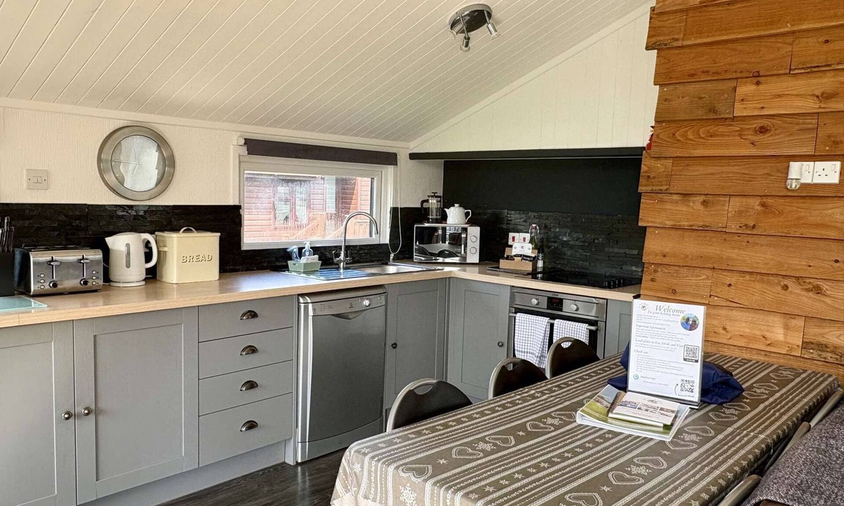 South Cerney House | Bumble Bee Cabin on Heron Lake