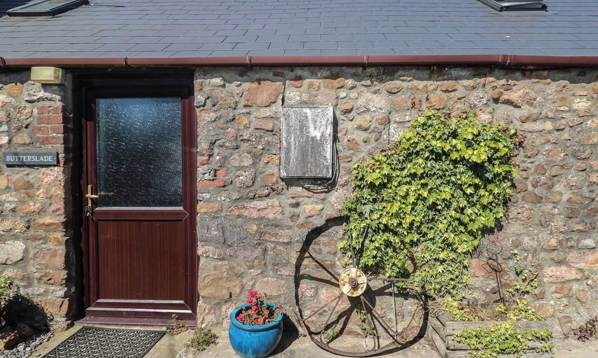 Crynant Cottage | BUTTERSLADE, pet friendly, with open fire in Port Eynon