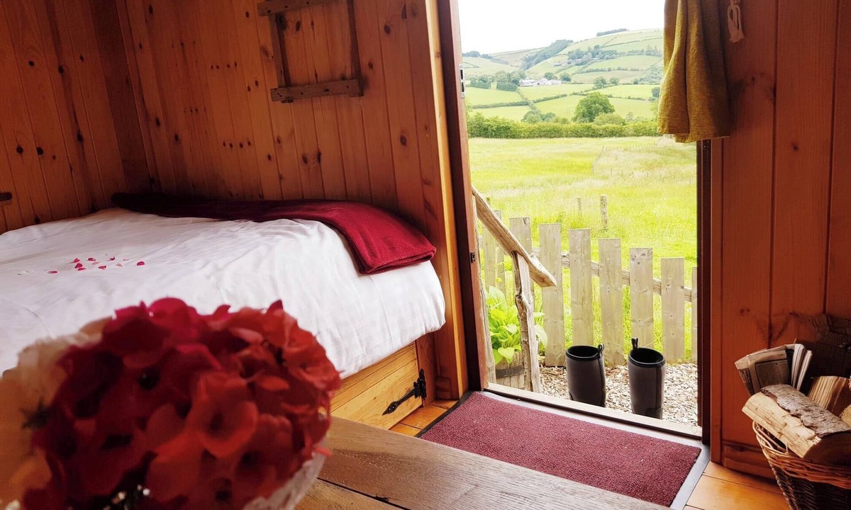 Newcastle-on-Clun Cottage | Cabin Retreat with Beavers on Shropshire Hills