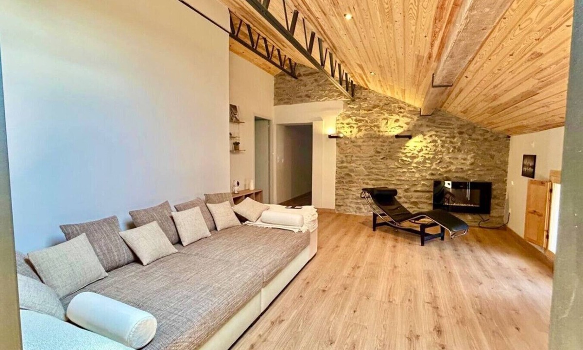 Err Apartment | CAL QuEROL ERR (àtic per 13 persones)