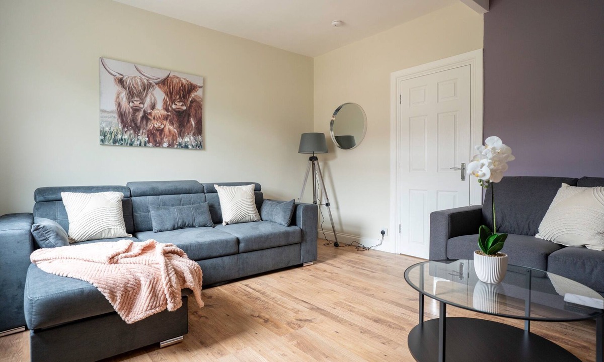 Rosyth House | Caledonia Luxe Stays Short Lets Agency Dunfermline