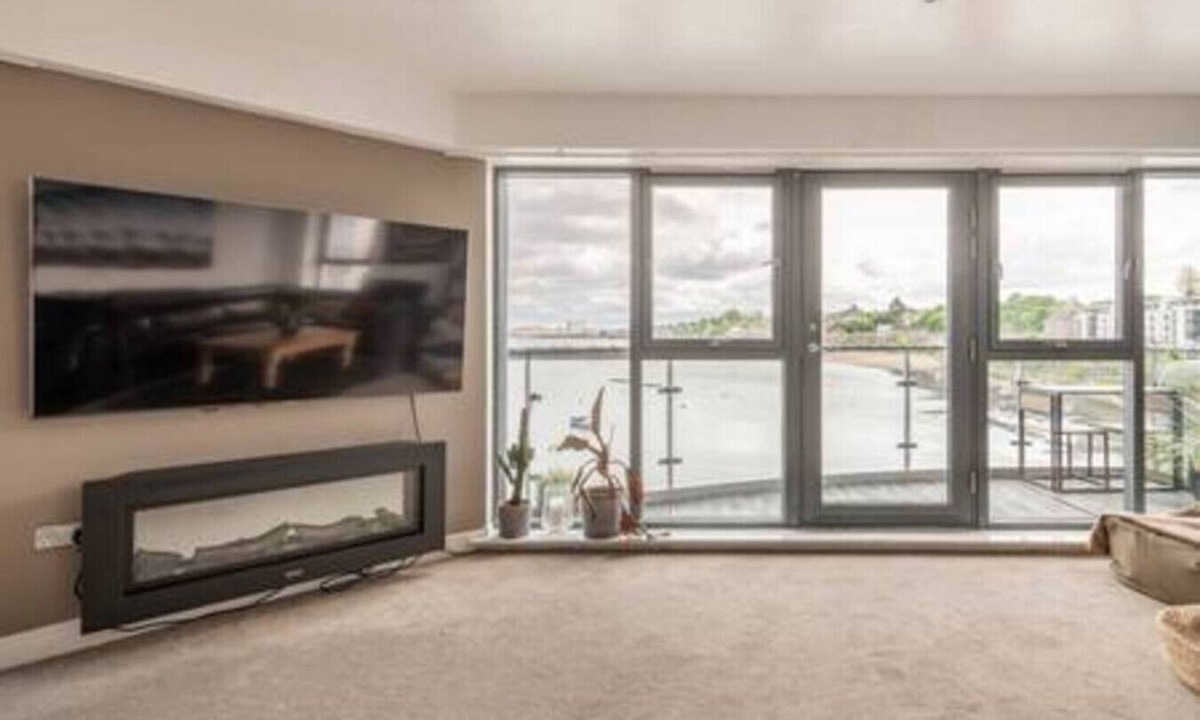 Granton Apartment | Calming Sea View City Apartment