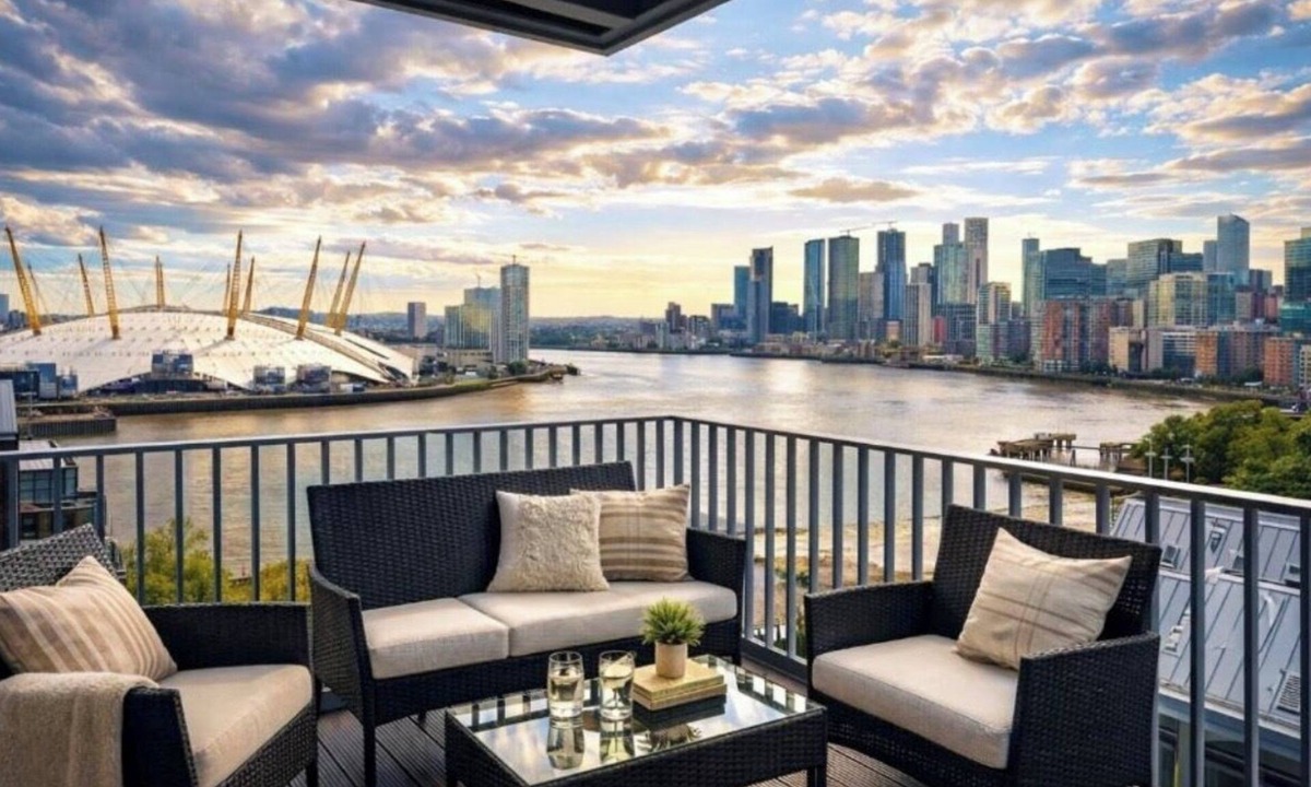 Canning Town South Apartment | Canary wharf iconic London skyline view