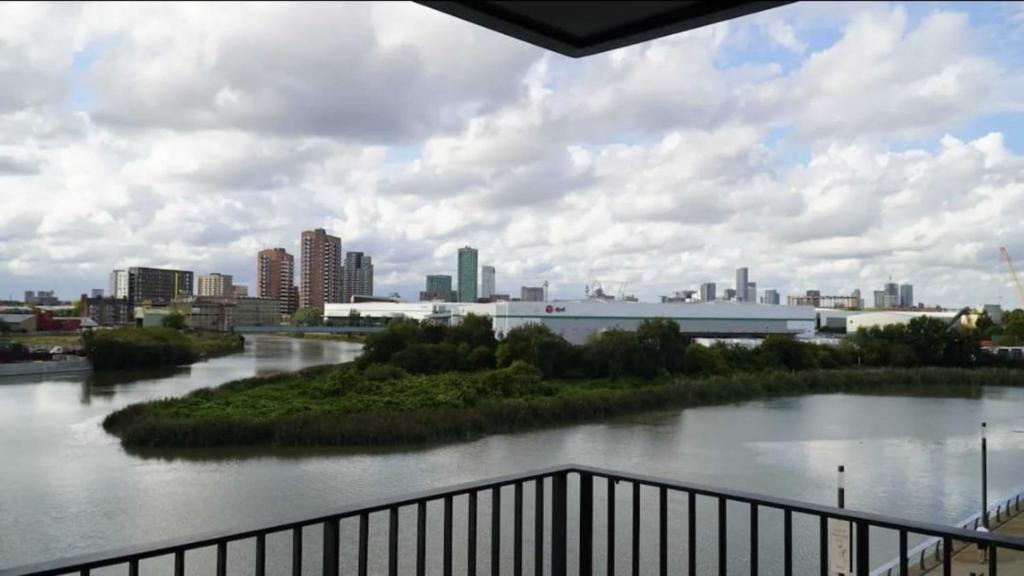 Lansbury Apartment | Canary Wharf Riverside Flat - Balcony - DLR 2 mins - Fast WiFi - Sleeps 3