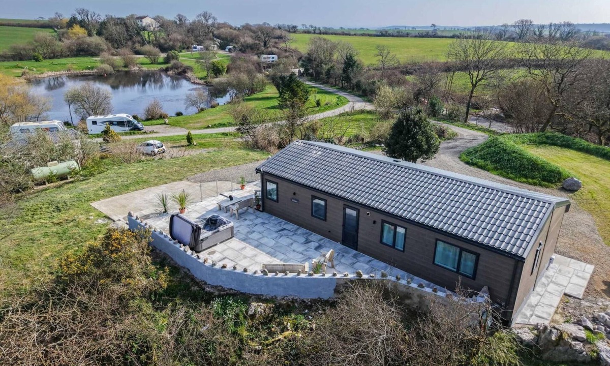 St. Florence Ski Chalet | Carn Springs Lodge - 3 Bed - Devonshire Dr - Tenby