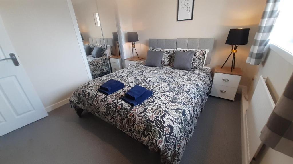 Rosyth Apartment | Carvetii - Clark House - Spacious ground floor flat