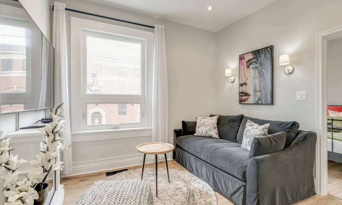Leslieville Hotel | Casa Hotels: Chic Suite w Fireplace Leslieville