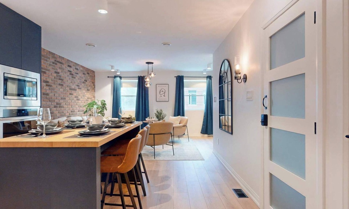 Leslieville Hotel | Casa Hotels Elegant 2BR Suite in Leslieville
