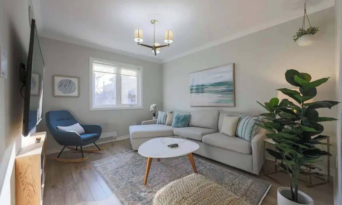 Leslieville Hotel | Casa Hotels: Modern 2BR Suite in Leslieville