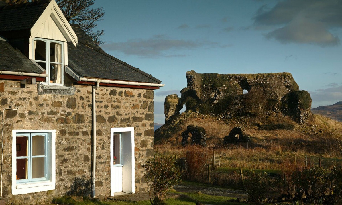 Gruline House | Castle Cottage. View of Aros Castle. 2 Bedrooms. Sleeps 3.