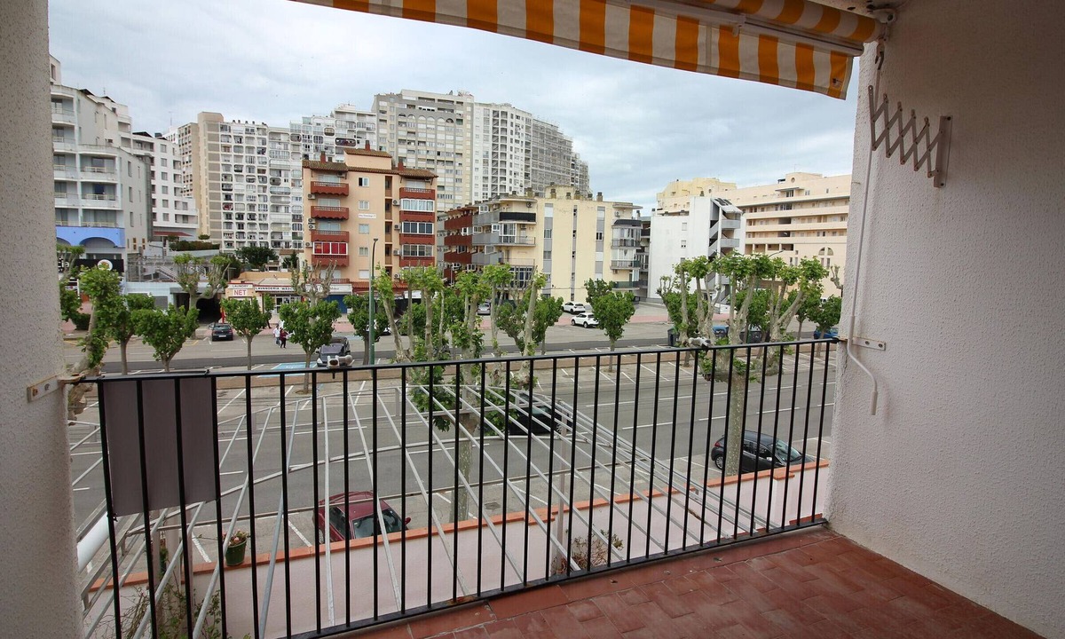 Empuriabrava Apartment | Central Apartment in Empuriabrava - 600m from the Beach, A/C, Balcony, Family-Friendly