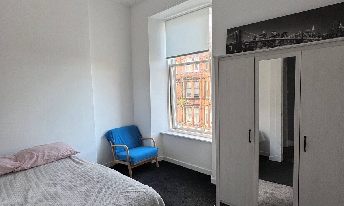 East End Apartment | Central Glasgow Green, Bridgeton +KITCHEN LIVING WASHER/LAUNDRY near bus train